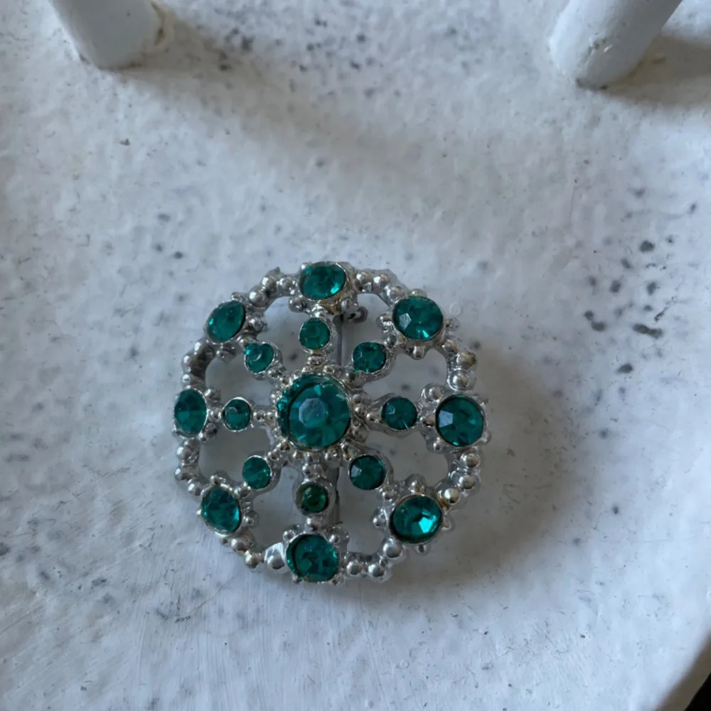 ❤️ RHINESTONE EMERALD GREEN CIRCULAR BROOCH PIN VINTAGE